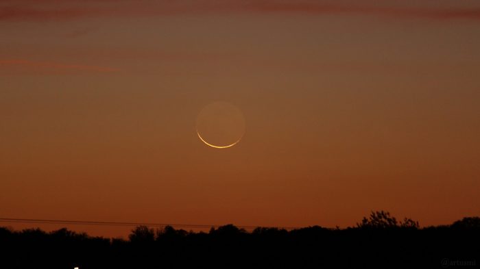 Liegende sehr schmale Mondsichel am 27. Oktober 2019 um 05:59 Uhr am Osthimmel von Eisingen