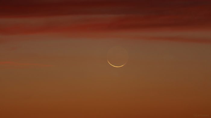 Liegende sehr schmale Mondsichel am 27. Oktober 2019 um 06:04 Uhr am Osthimmel von Eisingen