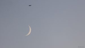 Flugzeug, zunehmender Mond und Planet Jupiter am 31. Oktober 2019 um 17:04 Uhr am Südsüdwesthimmel