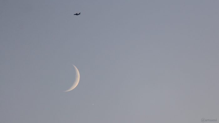 Flugzeug, zunehmender Mond und Planet Jupiter am 31. Oktober 2019 um 17:04 Uhr am Südsüdwesthimmel