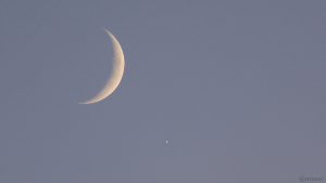 Zunehmender Mond und Planet Jupiter am 31. Oktober 2019 um 17:10 Uhr am Südsüdwesthimmel