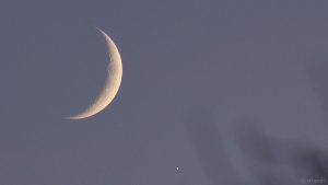 Zunehmender Mond und Planet Jupiter am 31. Oktober 2019 um 17:15 Uhr am Südsüdwesthimmel