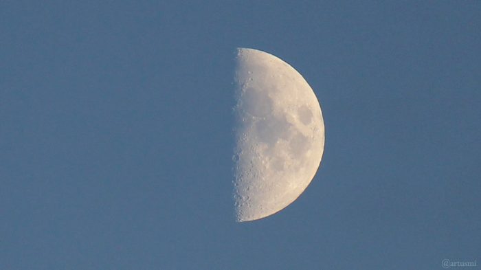 Zunehmender Mond am 4. November 2019 um 16:50 Uhr im ersten Viertel