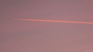 Flugzeug und Venus am 10. Dezember 2019 um 16:42 Uhr