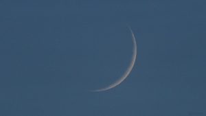 Schmale Sichel des zunehmenden Mondes am 28. Dezember 2019 um 16:52 Uhr