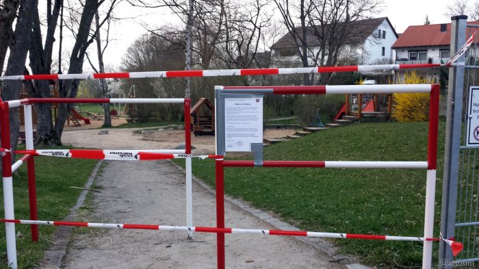 Wegen Coronavirus gesperrter Spielplatz am 20. März 2020 am Alten Hettstadterweg in Eisingen