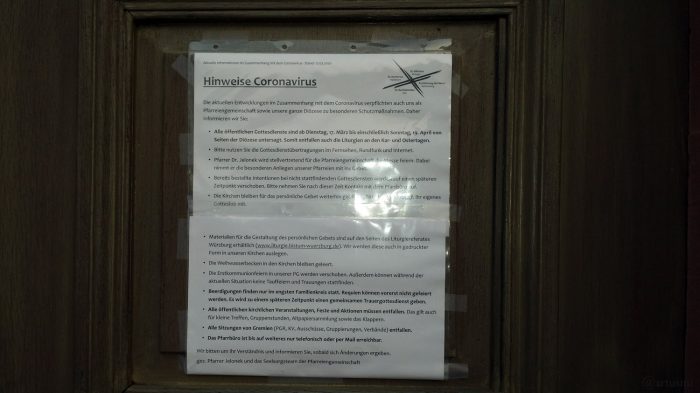 Hinweise auf Coronavirus am 20. März 2020 an der Tür der St. Nikolauskirche in Eisingen