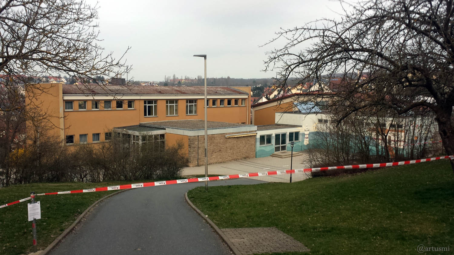 Wegen Coronavirus geschlossenes Schulhaus in Eisingen am 20. März 2020