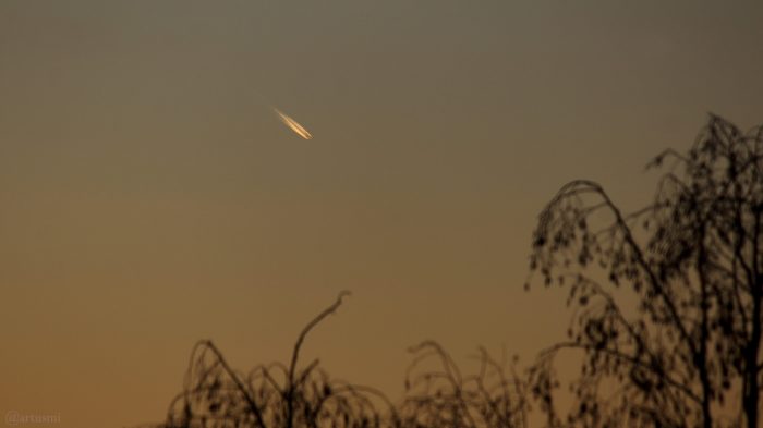 Eines der wenigen Flugzeuge am Abend des 23. März 2020 am Westhimmel von Eisingen