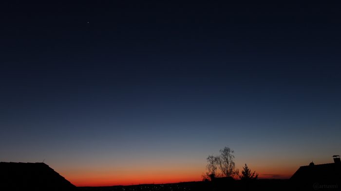 Nautische Dämmerung mit Abendstern Venus am 24. März 2020 um 19:21 Uhr. Flugverkehr findet kaum noch statt.