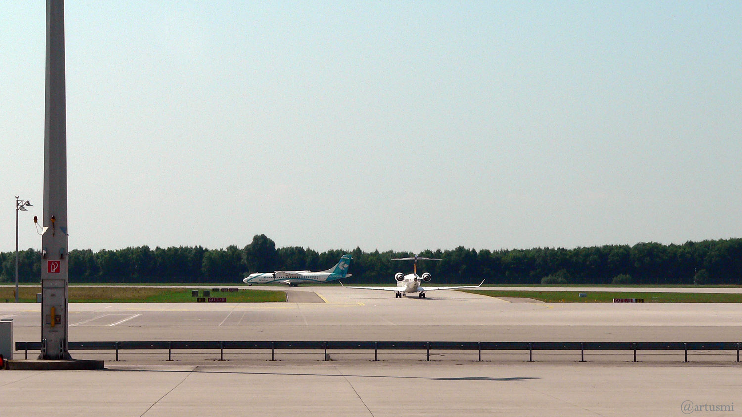 Zwei Flugzeuge auf der Startbahn