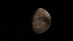 Goldener Henkel mit randnahem Mare Crisium am 3. April 2020 um 23:49 Uhr am zunehmenden Mond