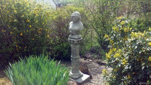 Steinfigur Büste Kate mit Säule am 14. April 2020 von Surrey Gartenfiguren
