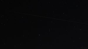 Strichspur der 60 Starlink-Satelliten am 23. April 2020 um 21:57 Uhr am Südwesthimmel von Eisingen