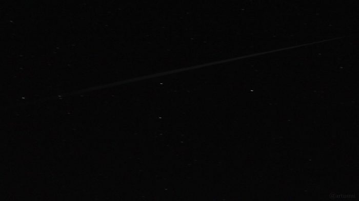 Strichspur der 60 Starlink-Satelliten am 23. April 2020 um 21:58 Uhr am Südhimmel von Eisingen