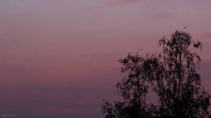Schmale Mondsichel am 24. April 2020 um 21:11 Uhr erstmals nach Neumond sichtbar