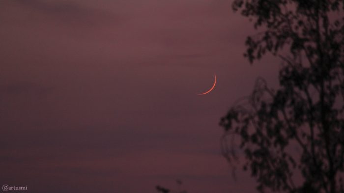 Schmale Mondsichel am 24. April 2020 um 21:21 Uhr erstmals nach Neumond sichtbar