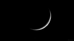 Schmale Sichel des zunehmenden Mondes am 25. April 2020 um 22:00 Uhr