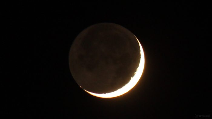 Mond mit Erdlicht am 25. April 2020 um 22:01 Uhr