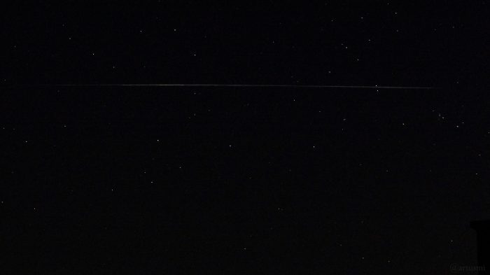 Strichspur der Starlink-6-Satelliten am 25. April 2020 um 22:05 Uhr am Südwesthimmel von Eisingen