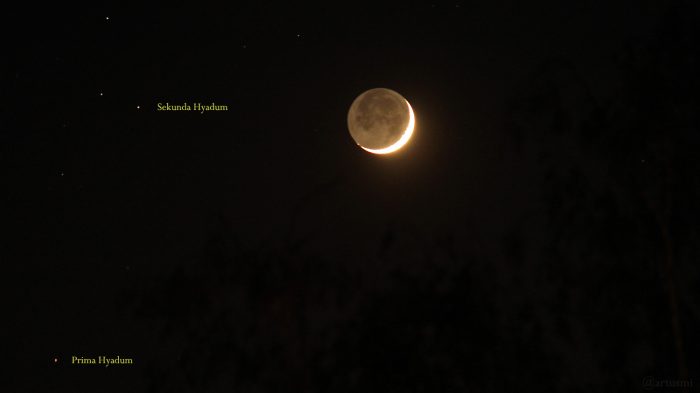 Mond mit Erdlicht am 25. April 2020 um 22:10 Uhr