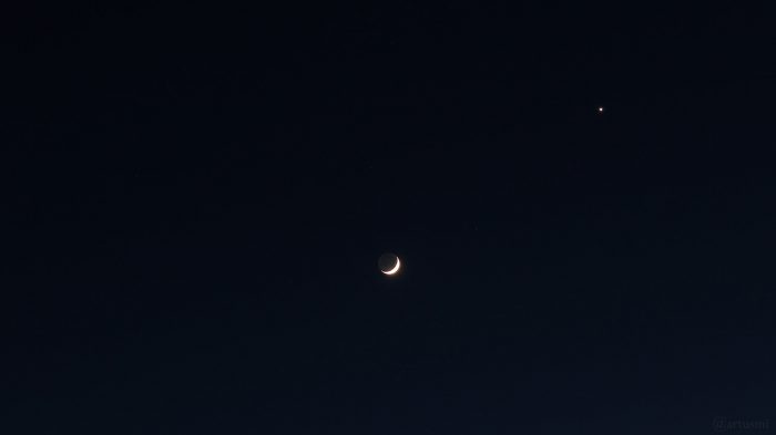 Mond mit Erdlicht und Venus am 26. April 2020 um 21:27 Uhr