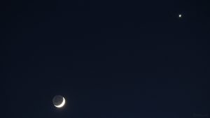 Mond mit Erdlicht und Venus am 26. April 2020 um 21:29 Uhr