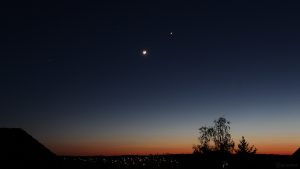 Sternbilder Orion und Stier mit zunehmenden Mond mit Erdlicht und Planet Venus am 26. April 2020 um 21:38 Uhr am Westhimmel