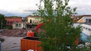 Abriss auf dem Gelände des Schulhauses in Eisingen am 30. April 2020