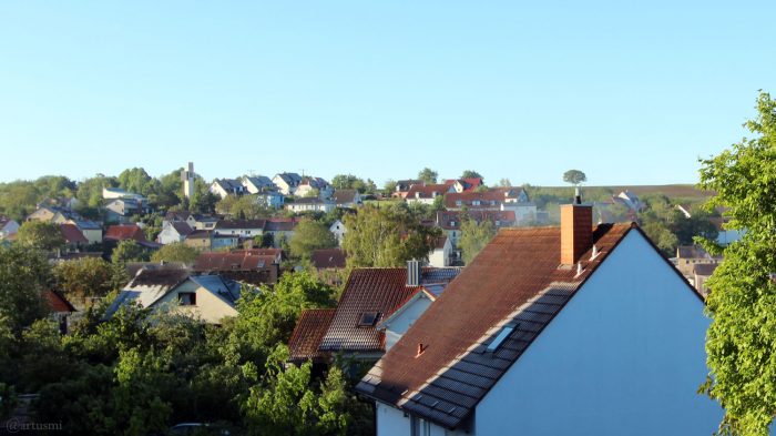 Reif auf den Dächern von Eisingen am 12. Mai 2020 um 07:26 Uhr