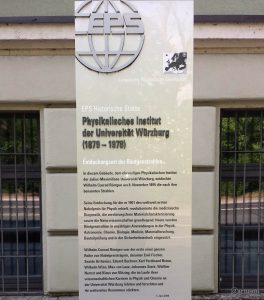 Infostele an der Röntgen-Gedächtnisstätte in Würzburg
