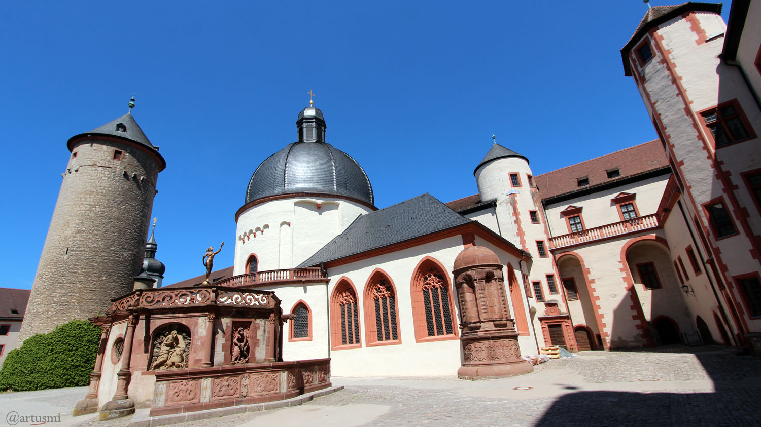 Menschenleerer Burghof der Festung Marienberg in Würzburg am 18. Mai 2020