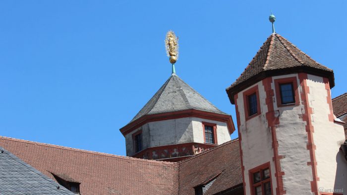 Doppelmadonna im Strahlenkranz auf der Turmspitze des Marienturms der Festung Marienberg in Würzburg