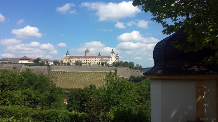 Blick vom Käppele zur Festung Marienberg in Würzburg am Main