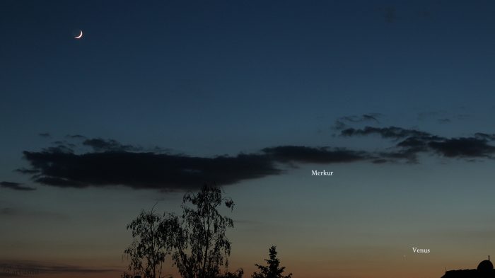 Mond mit Erdlicht, Merkur und Venus am 25. Mai 2020 um 22:07 Uhr