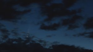 Komet C/2020 F3 (NEOWISE) am 10. Juli 2020 um 03:49 Uhr am Nordosthimmel von Eisingen