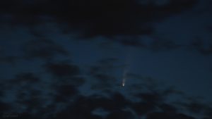 Komet C/2020 F3 (NEOWISE) am 10. Juli 2020 um 03:50 Uhr am Nordosthimmel von Eisingen