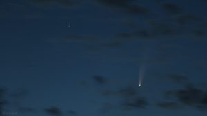 Komet C/2020 F3 (NEOWISE) am 10. Juli 2020 um 03:54 Uhr am Nordosthimmel von Eisingen
