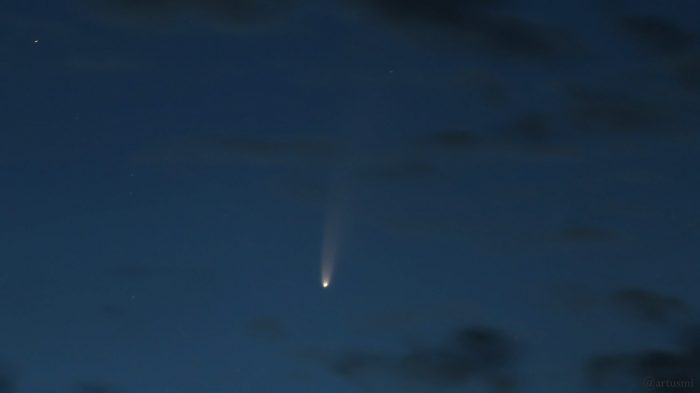Komet C/2020 F3 (NEOWISE) am 10. Juli 2020 um 03:55 Uhr am Nordosthimmel von Eisingen