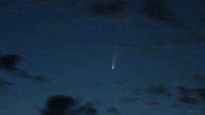 Komet C/2020 F3 (NEOWISE) am 10. Juli 2020 um 03:56 Uhr am Nordosthimmel von Eisingen
