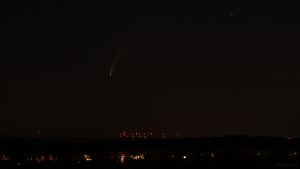 Komet C/2020 F3 (NEOWISE) am 12. Juli 2020 um 02:17 Uhr am Nordosthimmel von Eisingen