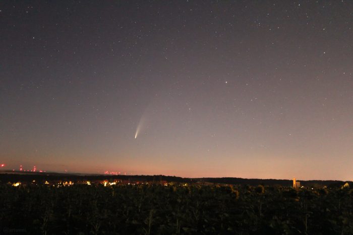 Komet C/2020 F3 (NEOWISE) am 12. Juli 2020 um 02:48 Uhr am Nordosthimmel von Eisingen
