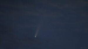 Komet C/2020 F3 (NEOWISE) am 17. Juli 2020 um 22:53 Uhr am Nordwesthimmel von Eisingen