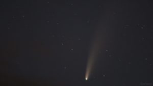 Komet C/2020 F3 (NEOWISE) am 17. Juli 2020 um 23:21 Uhr am Nordwesthimmel von Eisingen