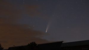 Komet C/2020 F3 (NEOWISE) am 17. Juli 2020 um 23:21 Uhr am Nordwesthimmel von Eisingen
