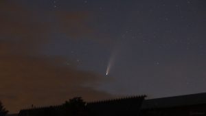 Komet C/2020 F3 (NEOWISE) am 17. Juli 2020 um 23:21 Uhr am Nordwesthimmel von Eisingen