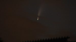 Komet C/2020 F3 (NEOWISE) am 17. Juli 2020 um 23:28 Uhr am Nordwesthimmel von Eisingen