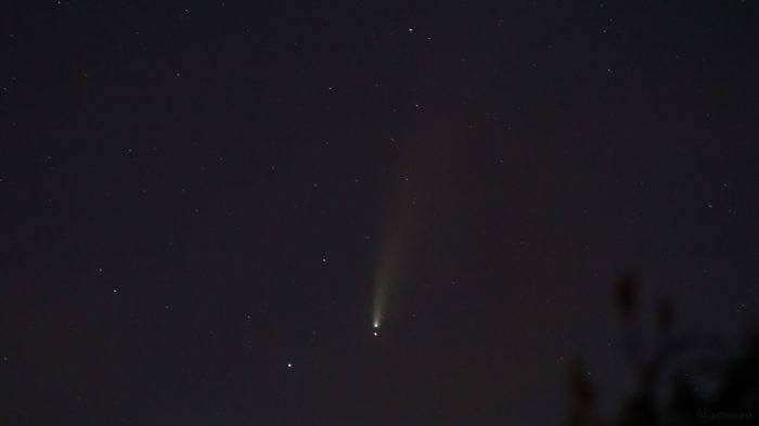 Komet C/2020 F3 (NEOWISE) am 18. Juli 2020 um 23:23 Uhr am Nordwesthimmel von Eisingen