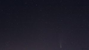 Großer Wagen und darunter Komet C/2020 F3 (NEOWISE) am 21. Juli 2020 um 23:42 Uhr am Nordwesthimmel von Eisingen