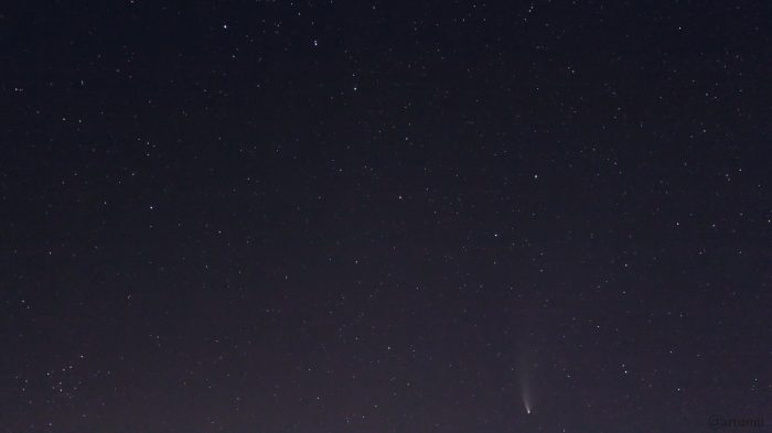 Großer Wagen und darunter Komet C/2020 F3 (NEOWISE) am 21. Juli 2020 um 23:42 Uhr am Nordwesthimmel von Eisingen